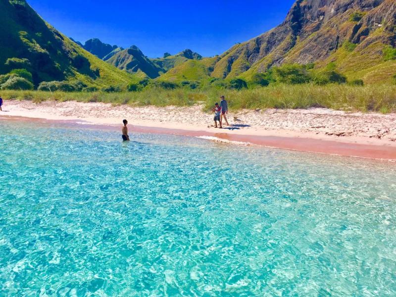 In a sandy multicolour: TOP colored beaches in the world